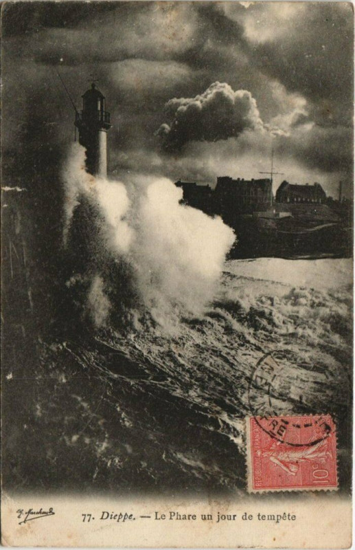 Carte postale ancienne Dieppe Le Phare un jour de tempéte à Dieppe