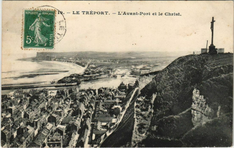 Carte postale ancienne Le Treport L'avant-Port et le Christ