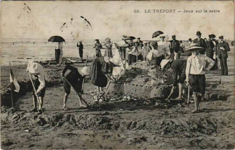 Carte postale ancienne Le Treport Jeux sur le sable à Eu