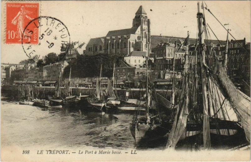 Carte postale ancienne Le Treport Le Port a Marée Basse