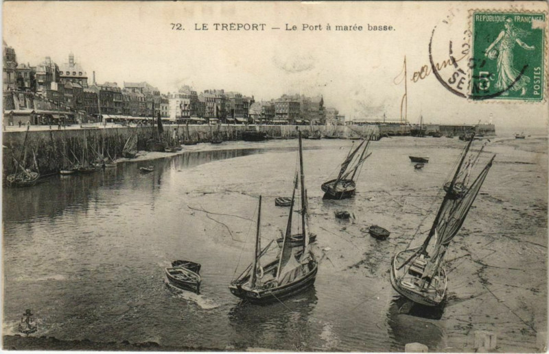 Carte postale ancienne Le Treport Le Port a marée basse