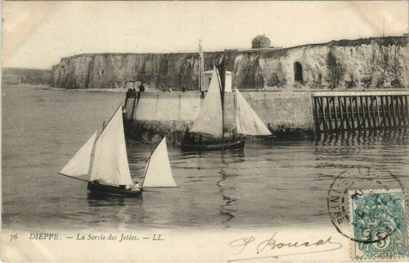 Carte postale ancienne Dieppe La Sorie des Jetées à Dieppe