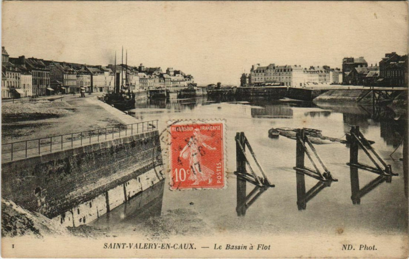 Carte postale ancienne Saint-Valery-en-Caux Le Bassin a Flot à Saint-Valery-en-Caux