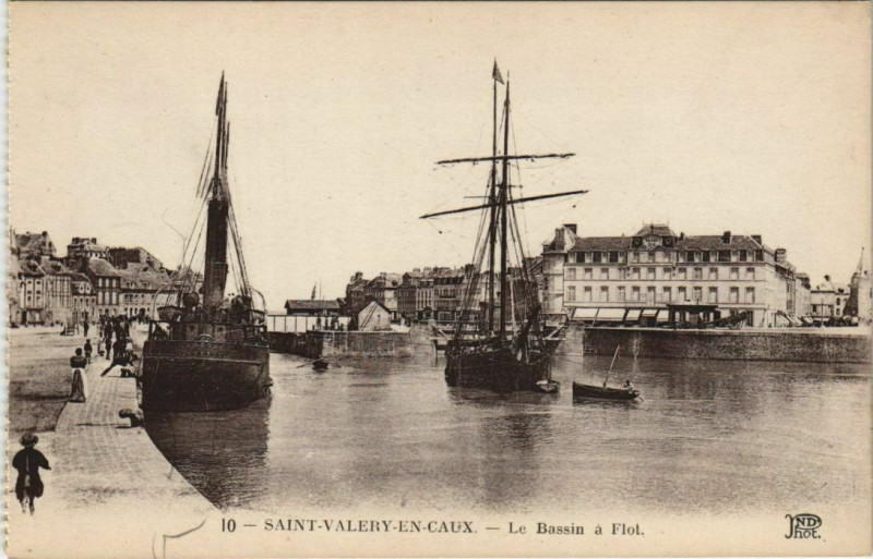 Carte postale ancienne Saint-Valery-En-Caux Le Bassin a Flot à Saint-Valery-en-Caux
