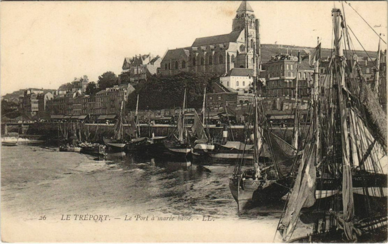 Carte postale ancienne Le Treport Le Port a marée basse