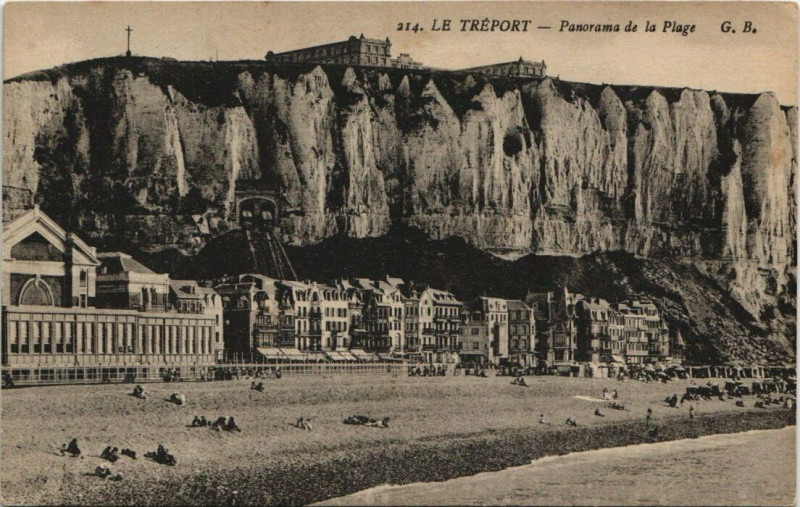 Carte postale ancienne Le Treport Panorama de la Plage