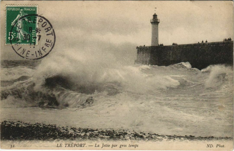Carte postale ancienne Le Treport La Jetée par gros temps
