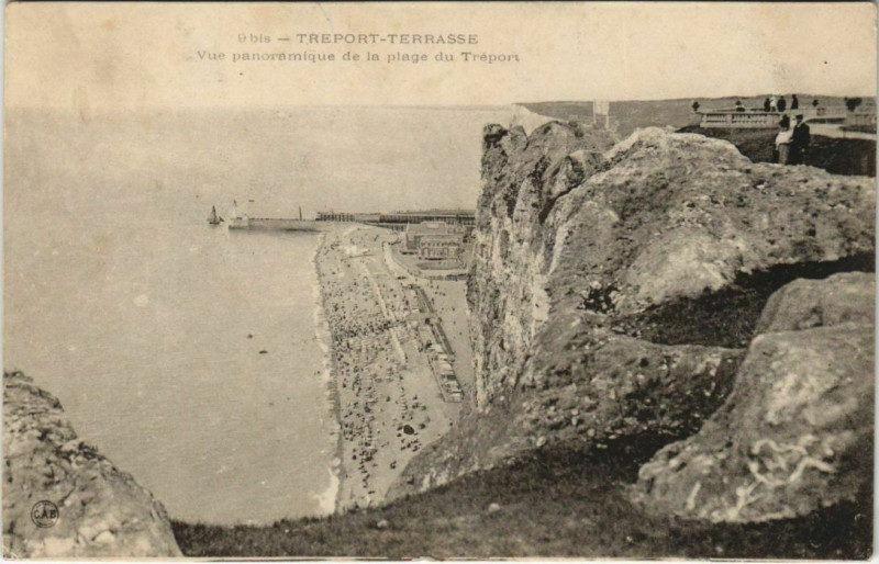 Carte postale ancienne Treport Terrasse Vue panoramique de la plage du Treport