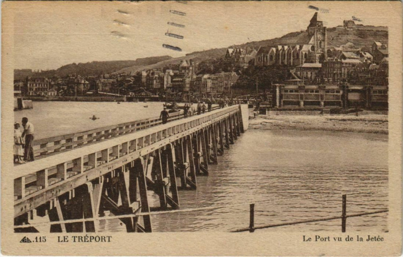 Carte postale ancienne Le Treport Le Port vu de la Jetée