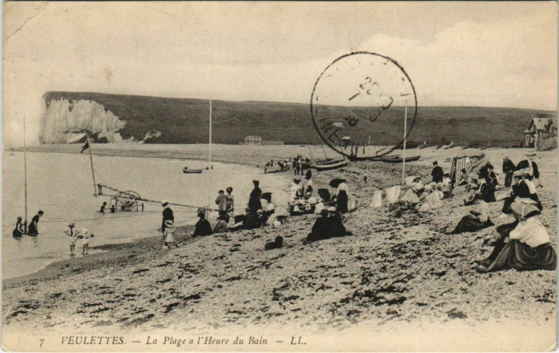 Carte postale ancienne La Plage à l'Heure du Bain à Veulettes-sur-Mer
