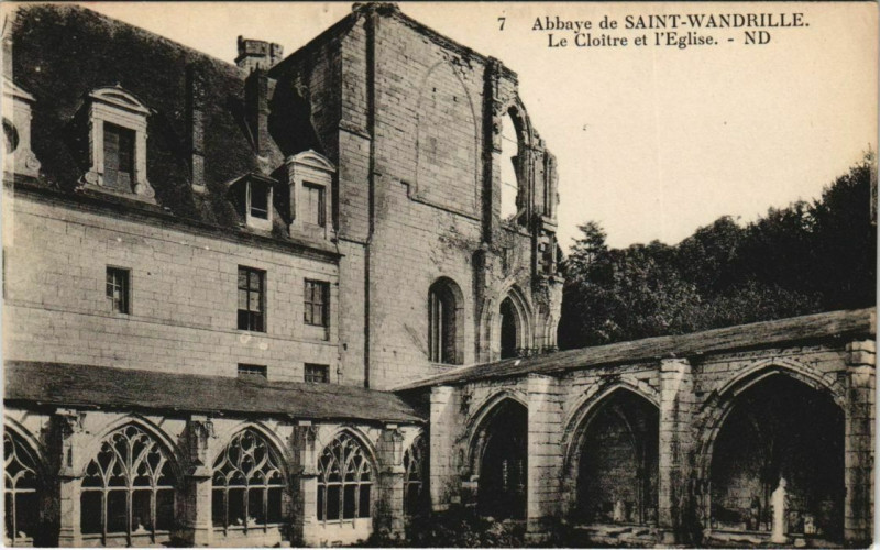 Carte postale ancienne Abbaye de Saint-Wandrille - Le Cloitre et L'Eglise