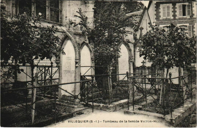 Carte postale ancienne Villequier - Tombau de la Familie Victor Hugo