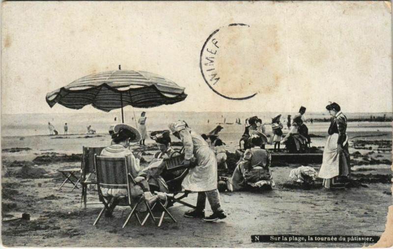 Carte postale ancienne Sour la Plage la tournée du patissier