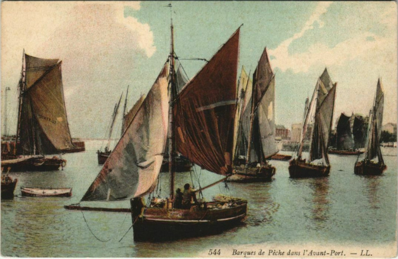 Carte postale ancienne Barques de Peche dans l'Avant Port