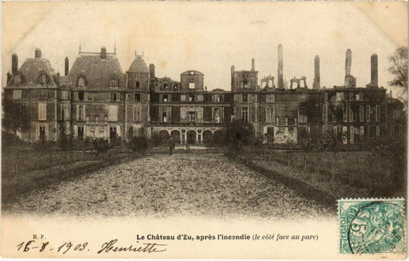 Carte postale ancienne Catastrophe - Le Chateau d'Eu apres l'incendie à Eu