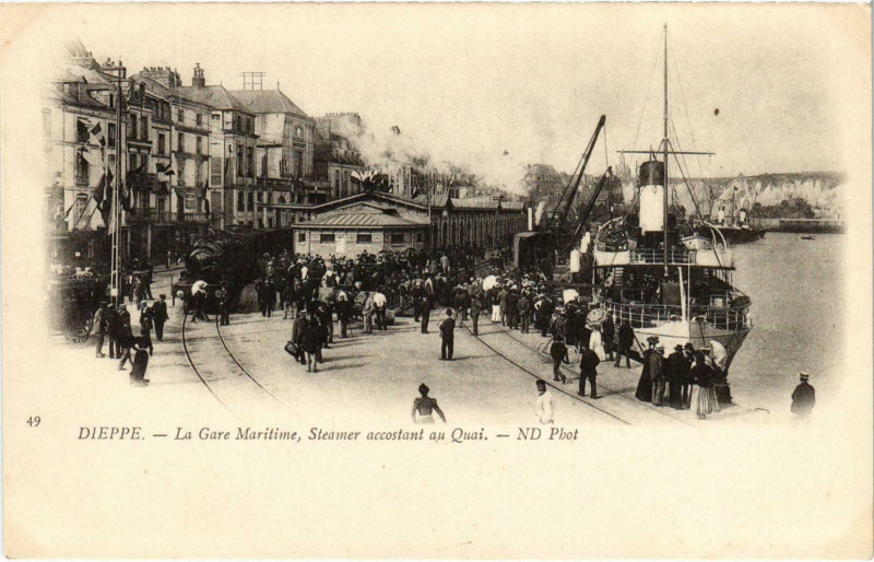 Carte postale ancienne Dieppe Gare Maritime Steamer accostant Tram Vapeur à Dieppe