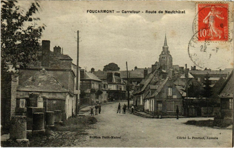 Carte postale ancienne Fourcamont - Carrefour - Route de Neufchatel à Eu