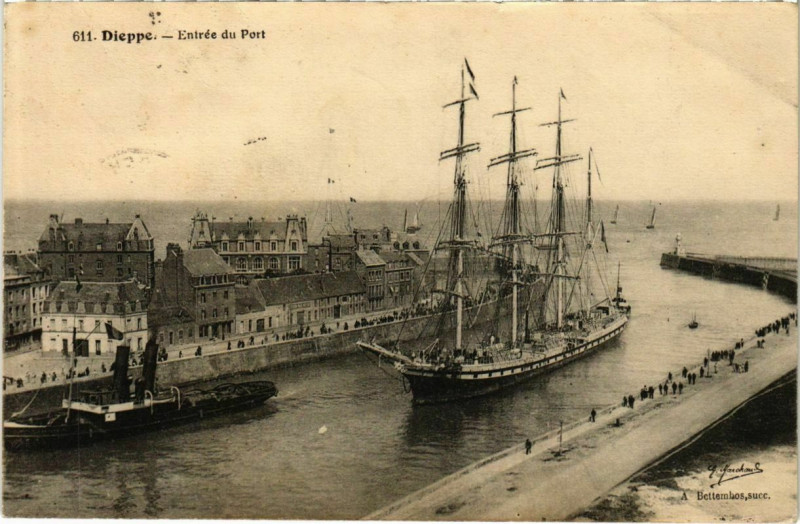 Carte postale ancienne Dieppe - Entrée du Port à Dieppe