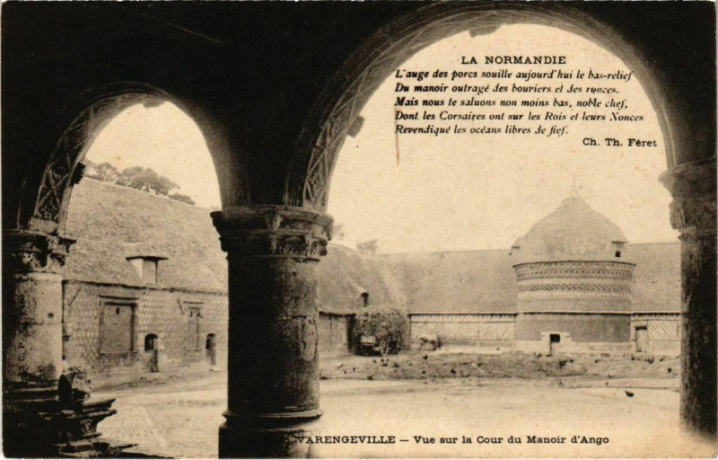 Carte postale ancienne Varengeville - Vue sur la Cour du Manoir d'Ango