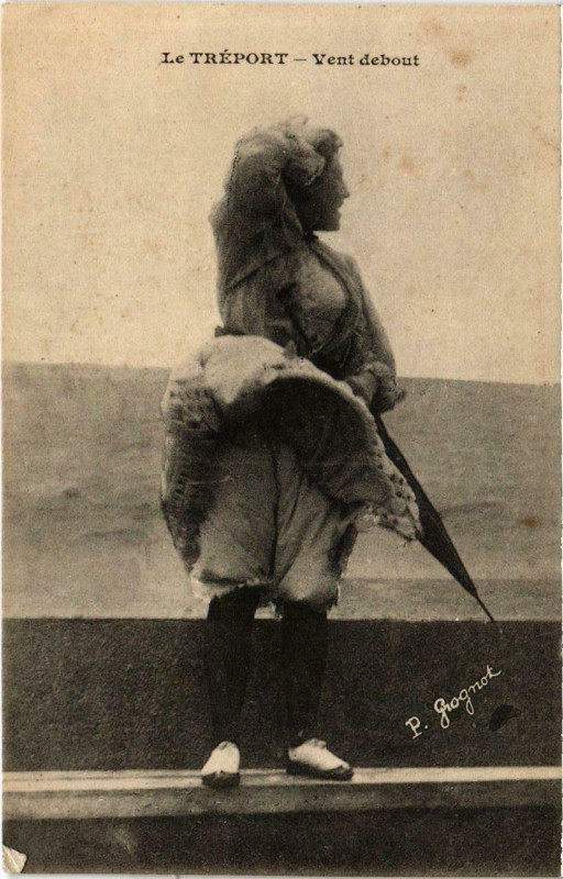 Carte postale ancienne Le Treport - Vent debout au Tréport