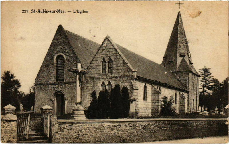 Carte postale ancienne Saint-Aubin-sur-Mer - L'Eglise à Saint-Aubin-sur-Mer