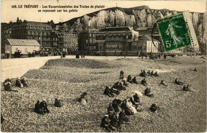 Carte postale ancienne Le Treport - Les Excursionnistes des Trains de Plaisir se reposant au Tréport