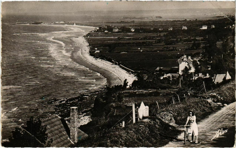 Carte postale ancienne La Hague Panorama sur Urville-Nacqueville pris de Landemer