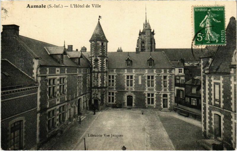Carte postale ancienne Aumale - L'Hotel de Ville à Aumale