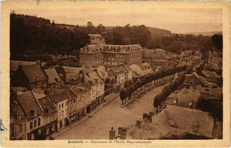 Carte postale ancienne Aumale - Panorama de l'Ecole Departementale à Aumale