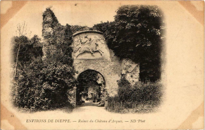 Carte postale ancienne Env. de Dieppe - Ruines du Chateau d'Arques à Dieppe