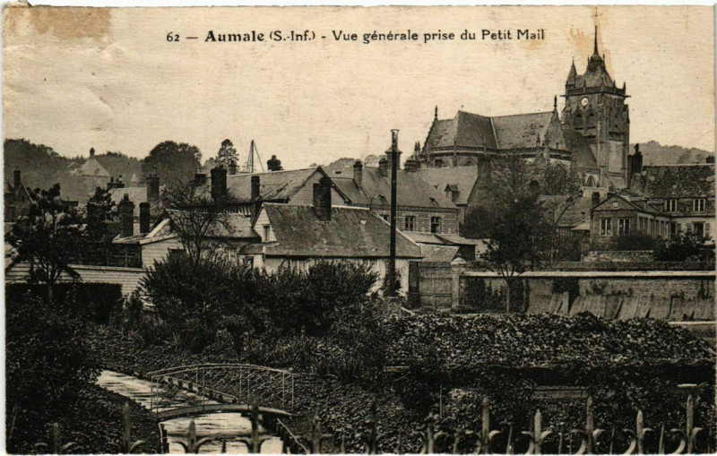 Carte postale ancienne Aumale - Vue générale prise du Petit Mail à Aumale