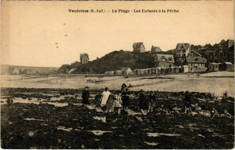 Carte postale ancienne Veulettes - La Plage - Les Enfants a la Peche à Eu