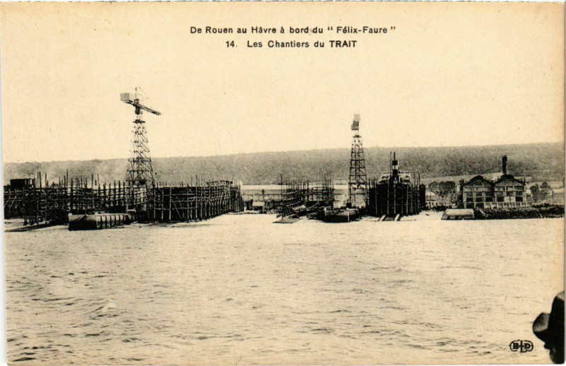 Carte postale ancienne De Rouen au Havre a bord du Felix-Faure - Les Chantiers du Trait à Rouen