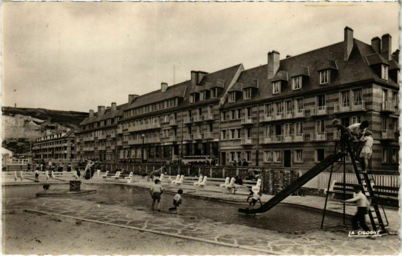 Carte postale ancienne Saint-Valery-en-Caux - L'Esplande et le jeux d'enfants à Saint-Valery-en-Caux