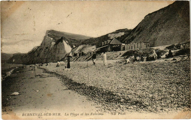 Carte postale ancienne Berneval-sur-Mer - La Plage et les Falaises