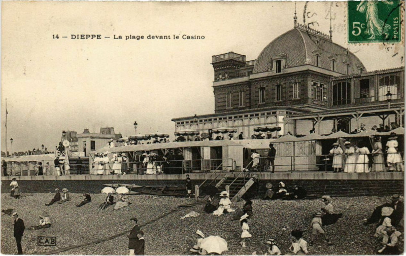 Carte postale ancienne Dieppe - La plage devant le Casino à Dieppe