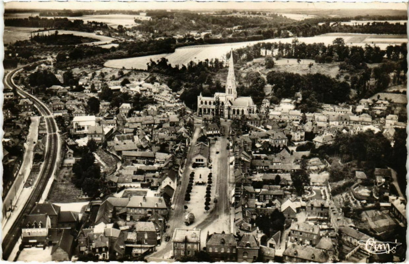 Carte postale ancienne Auffay - Vue aerienne sur la Place Carnot