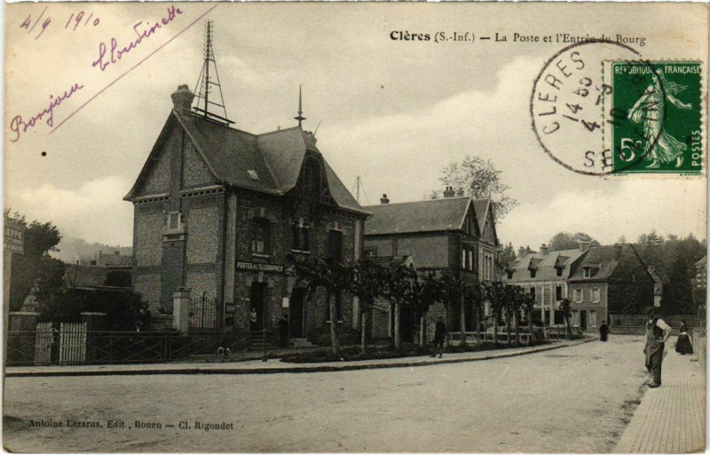 Carte postale ancienne Cleres - La Poste et l'Entrée du Bourg à Clères