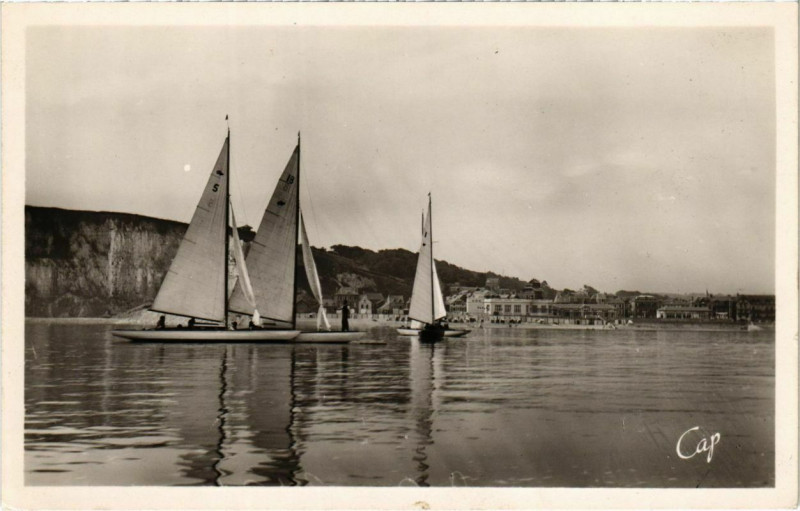 Carte postale ancienne Saint-Valery-en-Caux - Bateaux de plaisance rentrant au Port un jou à Saint-Valery-en-Caux