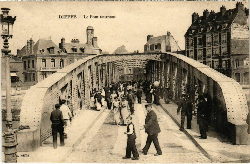 Carte postale ancienne Dieppe - Le Pont Tournant à Dieppe