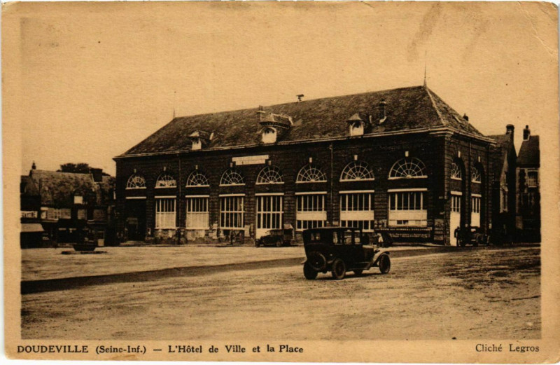 Carte postale ancienne Doudeville - L'Hotel de Ville et la Place à Doudeville