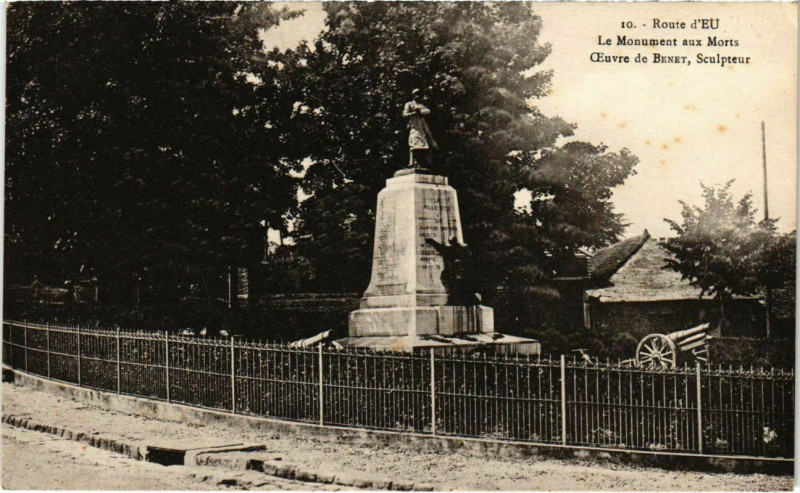 Carte postale ancienne Route d'Eu - Le Monument aux Morts à Eu