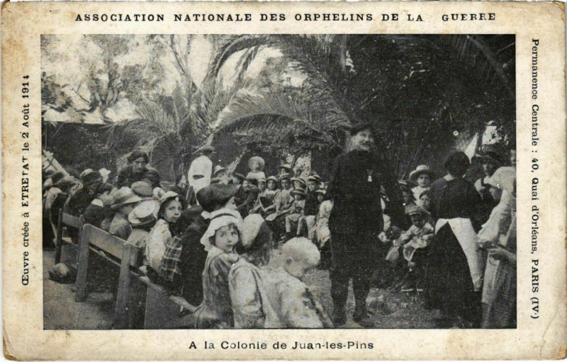 Carte postale ancienne A la Colonie de Juan-les-Pins