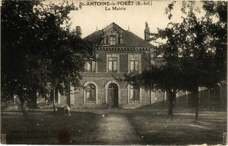 Carte postale ancienne Saint-Antoine-la-Foret - La Mairie à Saint-Antoine-la-Forêt