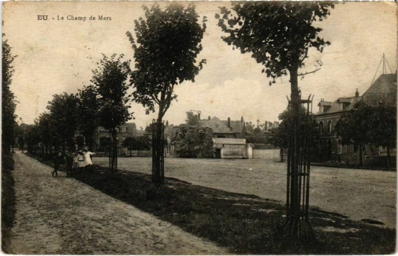 Carte postale ancienne Eu - Le Champ de Mars à Eu