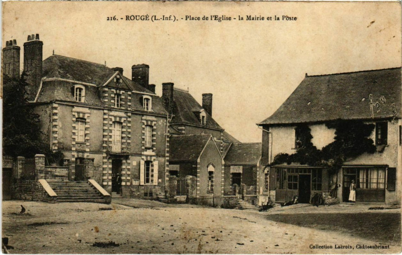 Carte postale ancienne Rouge - Place de l'Eglise - La Mairie et la Poste