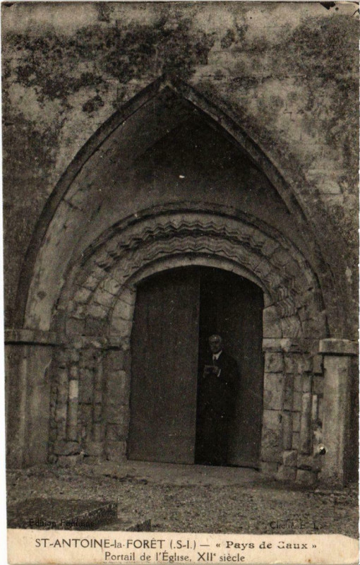 Carte postale ancienne Saint-Antoine-la-Foret - Portail de l'Eglise à Saint-Antoine-la-Forêt
