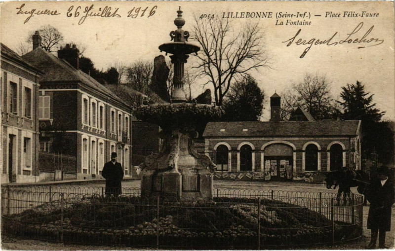 Carte postale ancienne Lillebonne - Place Felix-Faure - La Fontaine à Lillebonne
