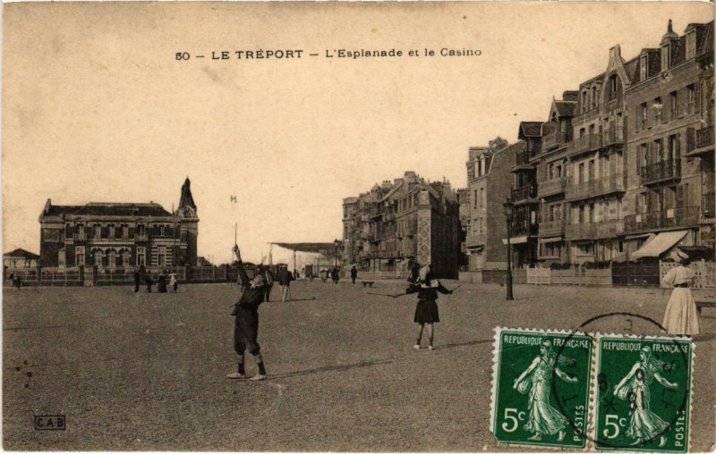 Carte postale ancienne Le Treport - L'Esplanade et le Casino au Tréport