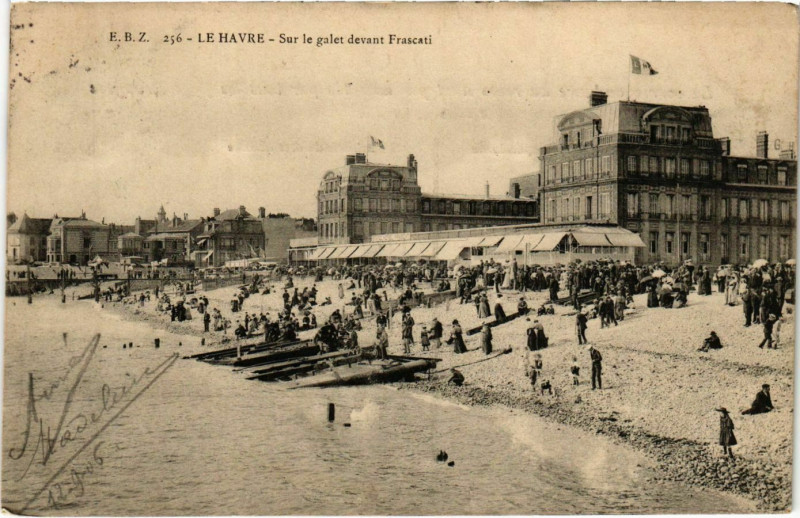 Carte postale ancienne Le Havre Sur le Galet devant Frascati au Havre